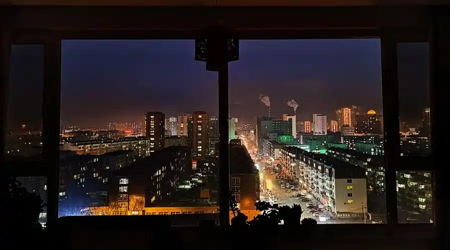 关灯后窗外的夜景