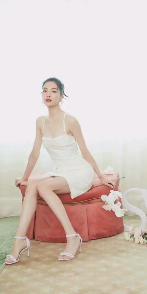钟楚曦大胆挑战白色吊带连衣短裙气质干净有活力秀出纤细长腿