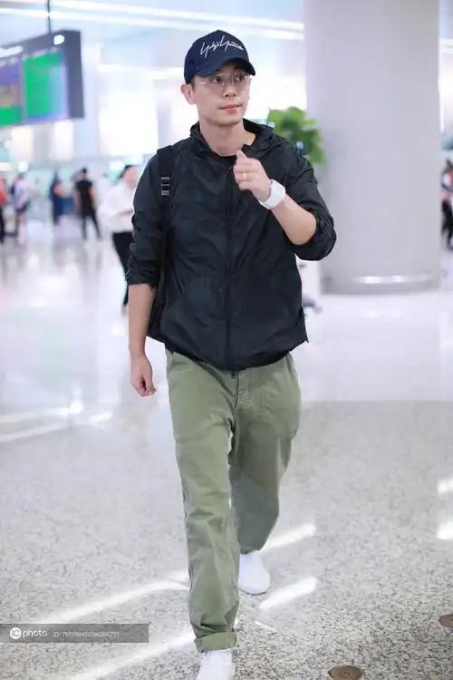 街拍朱亚文黑色防风衣军绿色卷边裤小白鞋棒球帽斯潇洒有型