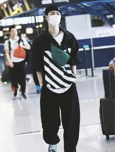 王一博私服穿搭合集,时尚感满满,谁看了不想叫一声哥哥