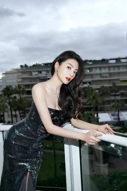 戛纳红毯女星秀身材张雨绮露周冬雨瘦汤唯深v范冰冰透