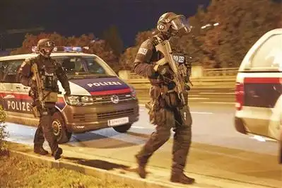 11月2日晚,警察在奥地利首都维也纳街头搜查