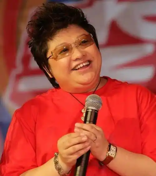 骗了我们30年韩红父亲原来是家喻户晓的他难怪都不敢得罪她