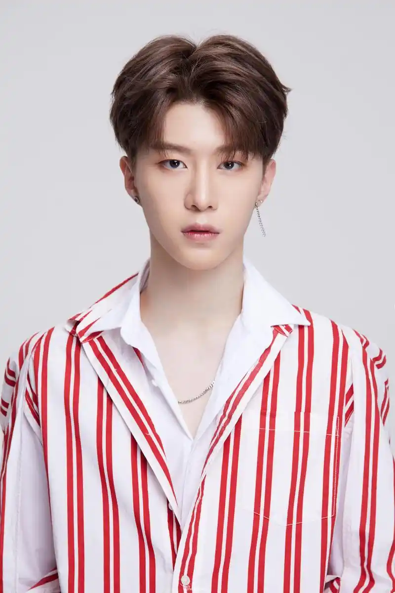 组图可盐可甜范丞丞曝新春写真一改高冷范儿可爱比心