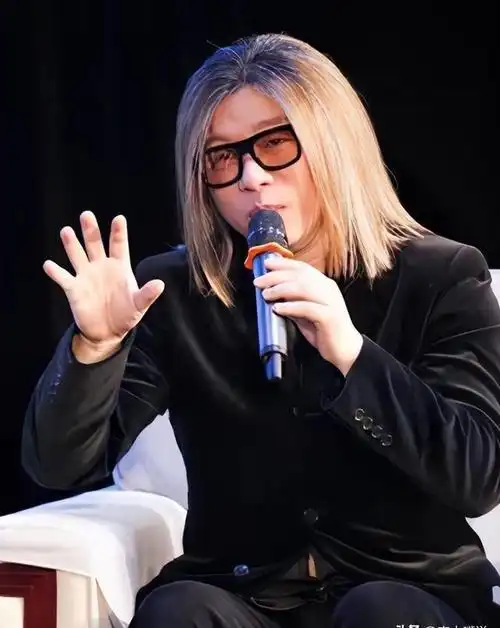 歌手郭峰:22岁小伙成名,将人生都献给音乐,61岁单身看缘分