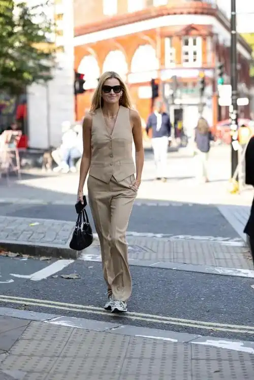 今年春季,银色运动鞋成为了时尚界的新宠,它们不仅舒适实用,还带有