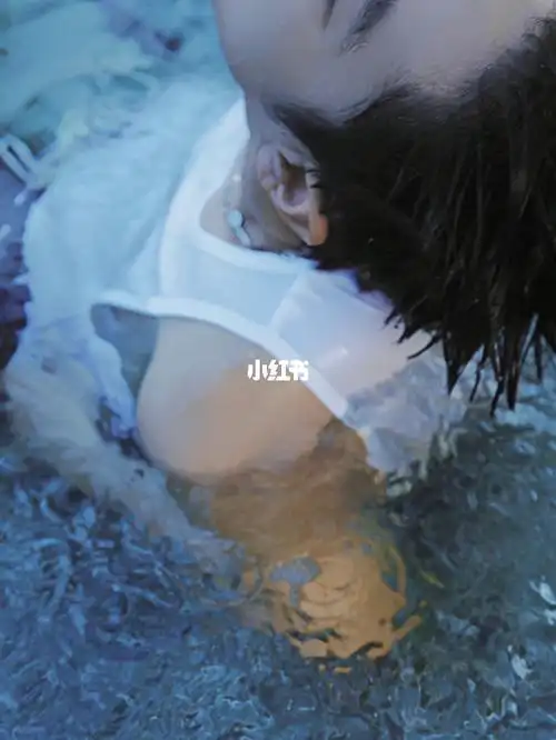 肖战泳池湿发大片