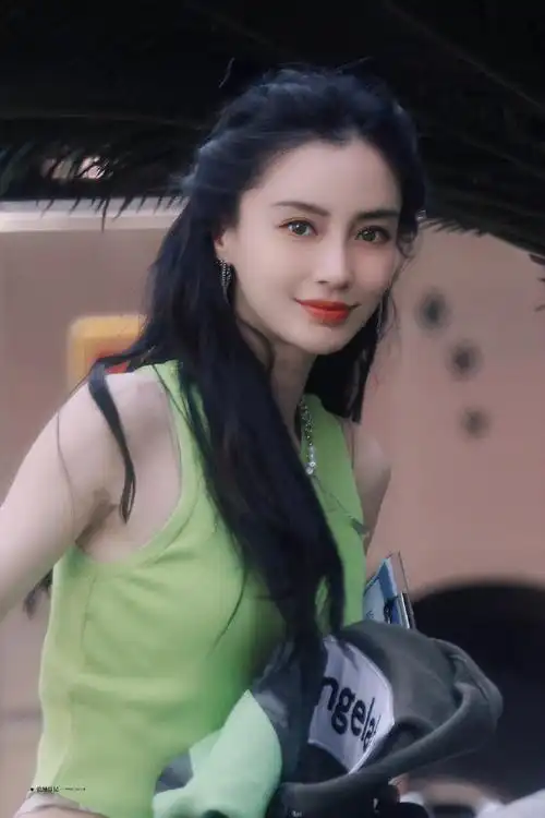 杨颖奔跑吧绿色背心路透#baby这组图好有港风的感觉啊,穿绿色背心