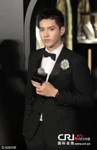 吴亦凡捋发摆傲娇小表情 曝光床照无损心情