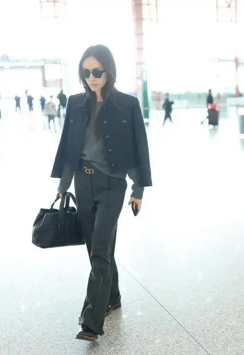 王子文素颜现身机场酷飒有范