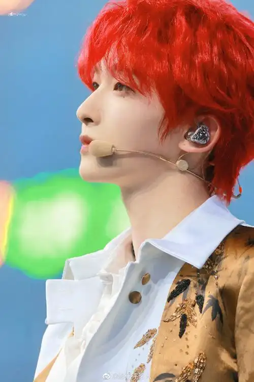 刘宇头发掉色了