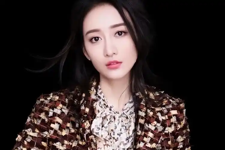 王鸥综艺近照被曝光,脸部明显浮肿有双下巴,去年曾被传未婚生子