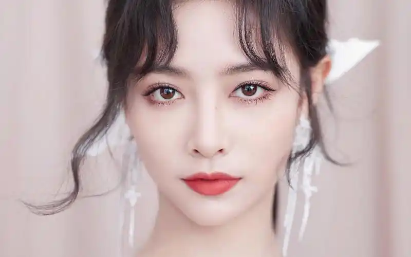 许佳琪优雅白裙性感写真桌面壁纸