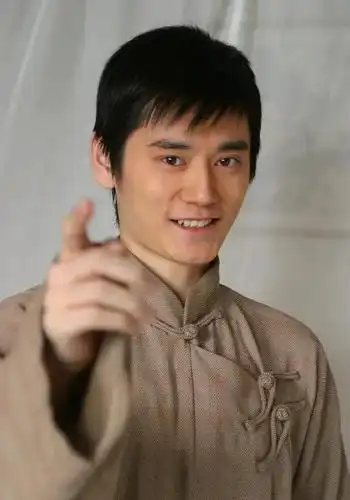 他不仅脸型变胖很多,而且整个人的身形也发福不少,和年轻时候的他相比