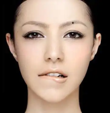 1,耳垂之痣,不只富贵,晚年运也极好古人说:耳下有痣状如珠泪,于左色红