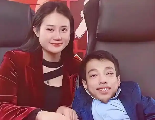 回顾轮椅总裁李创利身高80厘米年赚上亿连娶两任美娇娘