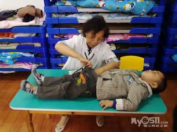 京口区妇幼保健所到幼儿园给宝贝们体检咯!