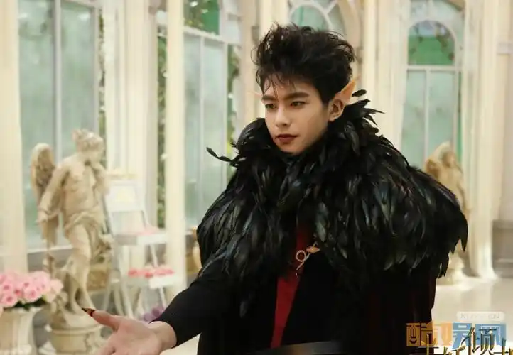 宋威龙个人资料简介 宋威龙参演网剧《半妖倾城》剧照