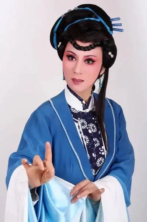 02梅秀文,国家一级演员,浙江桐庐人,现为杭州越剧院傅派花旦,师承著名