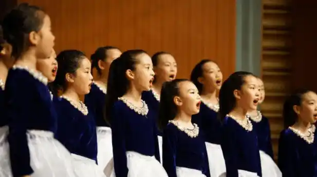 童声合唱《萱草花》 连接家长与孩子