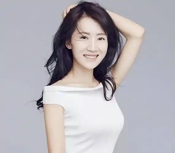 阔太李念香港香奈儿扫货,坐vip室面前摆一堆包,轻松花掉几十万