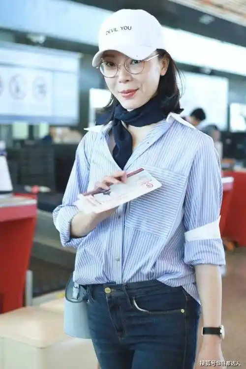 陈数又素颜走机场,穿条纹衬衫配牛仔裤,绑丝巾 戴棒球帽超时髦_身材