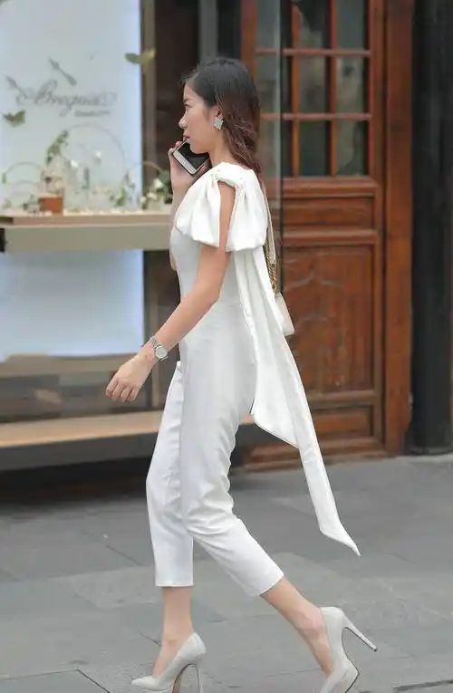 小姐姐穿白色不显胖,美女搭配白色连身裤和白色高跟鞋