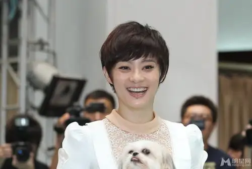 孙俪镂空装看秀清纯露笑大展女神范