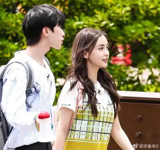 baby蔡徐坤同框画面好养眼baby心情看起来很好