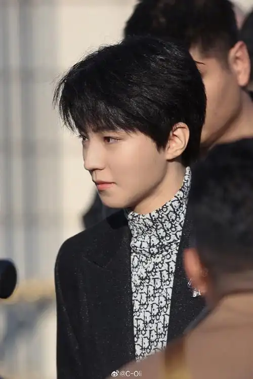 男装周#晨起又有新图收小凯王俊凯超话#巴黎男装周#看秀内场 街拍