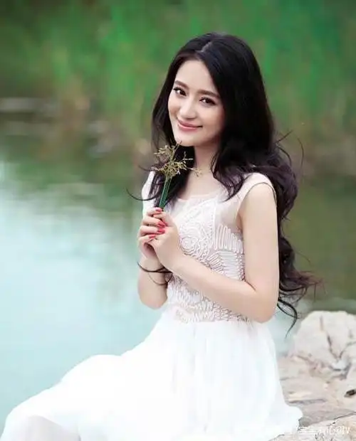 刘凯菲:清新优雅,时尚迷人,性感小女人