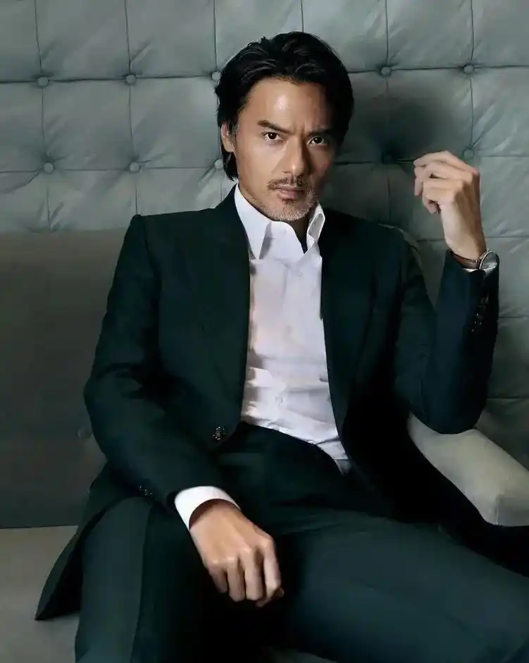 冯德伦参加gucci活动这一身墨绿定制西装很养眼