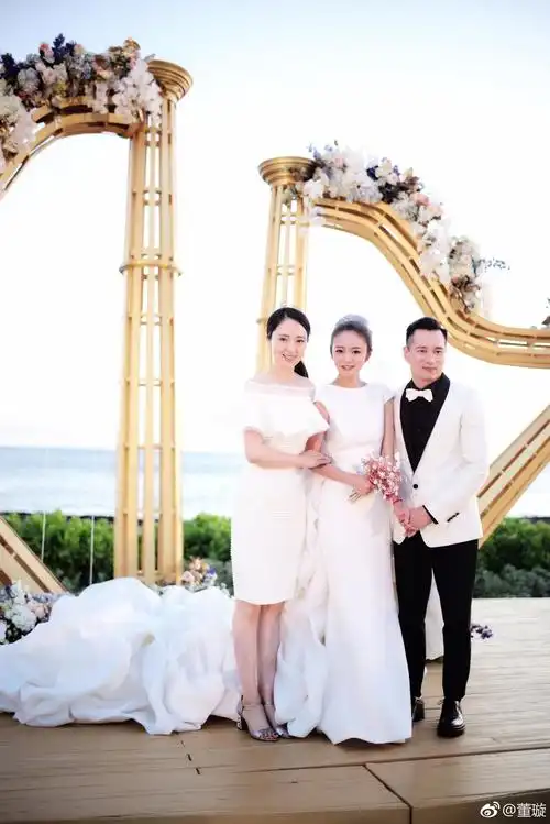 组图:安以轩大婚现场洒泪 伴娘陈乔恩抢得捧花