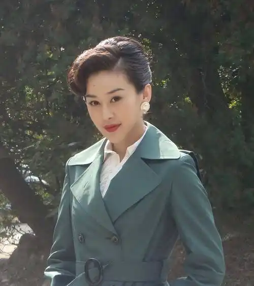 她是靳东的绯闻女友,和刘亦菲是同学,曾经美丽却整容变尖酸刻薄_周扬