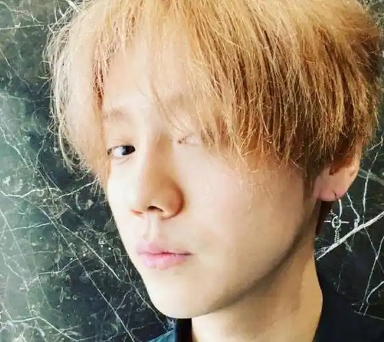 原创鹿晗旧照被曝光与30岁素颜照对比是不是纯天然一眼就知