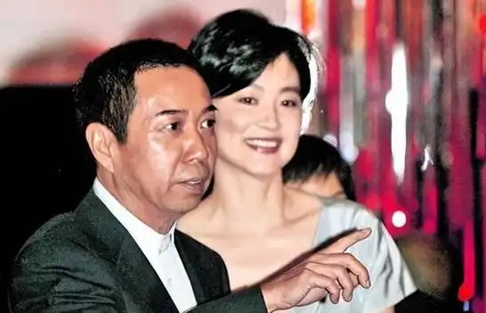 明明年龄相差不大,看着却像两代人,这几位女星把"老公熬成爹"