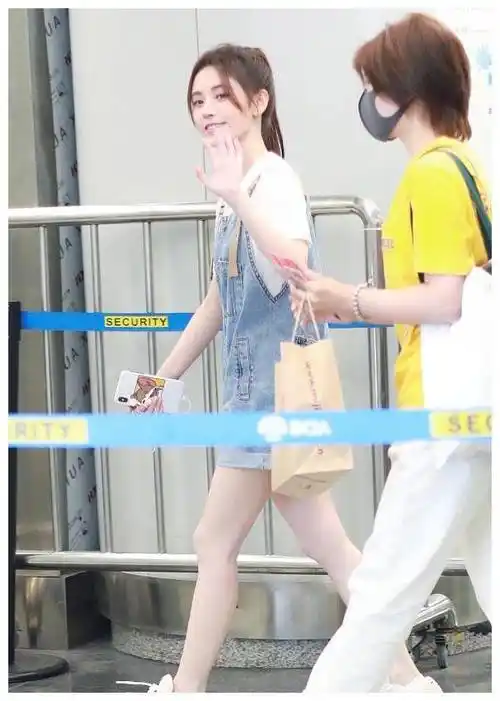 鞠婧祎这身"桃心背带裤"看半身还好,全身矮成150,太虐了!