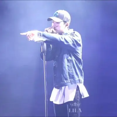 赖冠霖在舞台图片