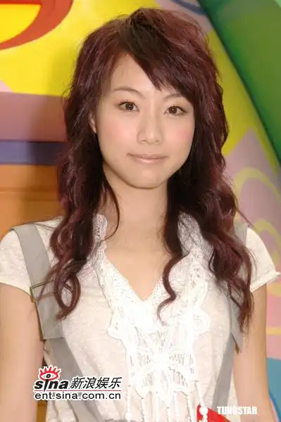 组图:邓丽欣唱歌演戏两不误 谎称自己不再单身