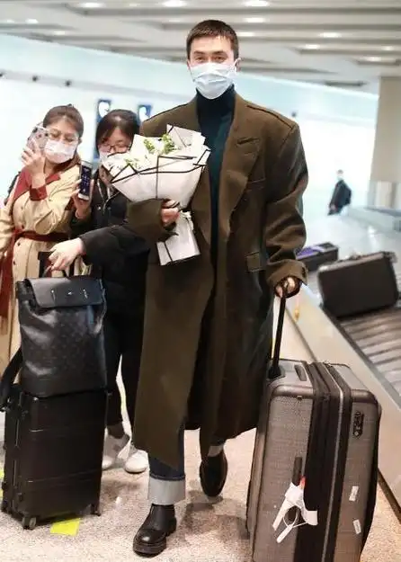 11月2日的机场秀造型中,典型高伟光的时尚街拍中,显然和时尚造型相比