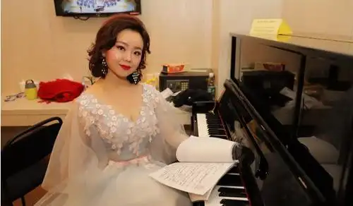 花腔女高音武赫演唱施特劳斯《春之声圆舞曲》