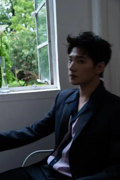 来自杨洋今日的帅气亮相 !