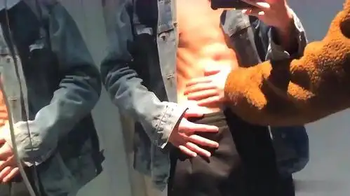 女朋友在摸帅哥的腹肌,帅哥一把推开,是害羞了吗?