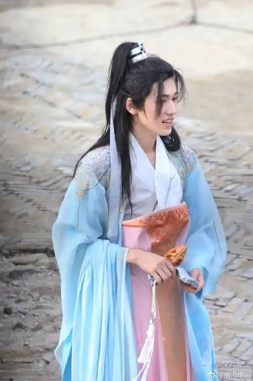 宋亚轩油纸伞古装造型