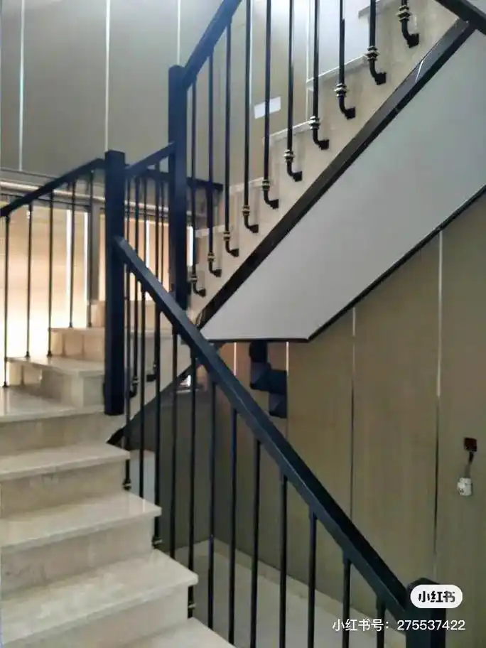 非常漂亮的侧挂铁艺楼梯扶手·外挂铁艺栏杆·楼梯侧面固定的铁艺护栏