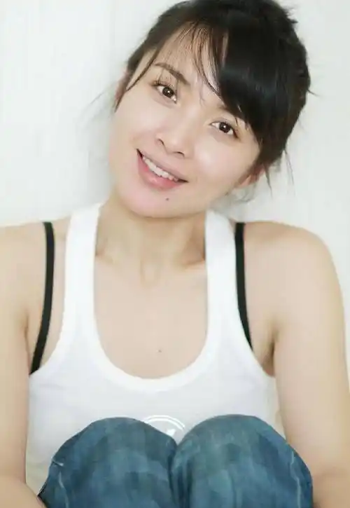 靳东妻子李佳近照,李佳离过一次婚,此后他们彼此陪伴,不离不弃_毕业