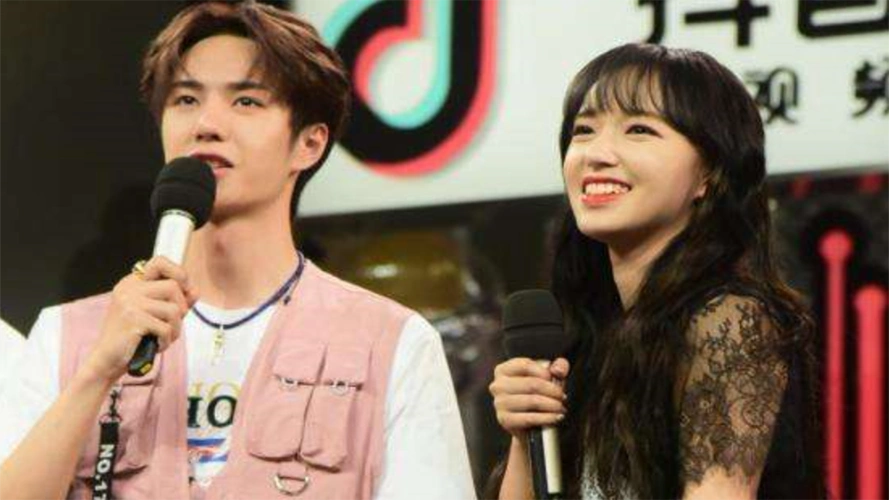 程潇王一博cp同台,女方被指舞台划水像伴舞,台下粉丝隔空开撕