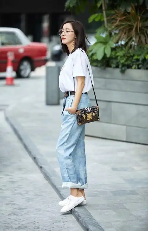 白tee,混色牛仔裤,搭配舒适露跟小白鞋.干净清爽.