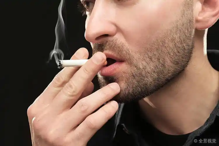 英俊_男人_吸烟_香烟_深色背景_高清图片_全景视觉