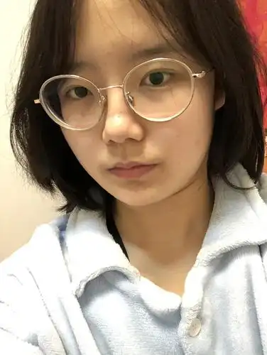 这是我戴眼镜的样子,600快700度的眼睛高度近视太难了